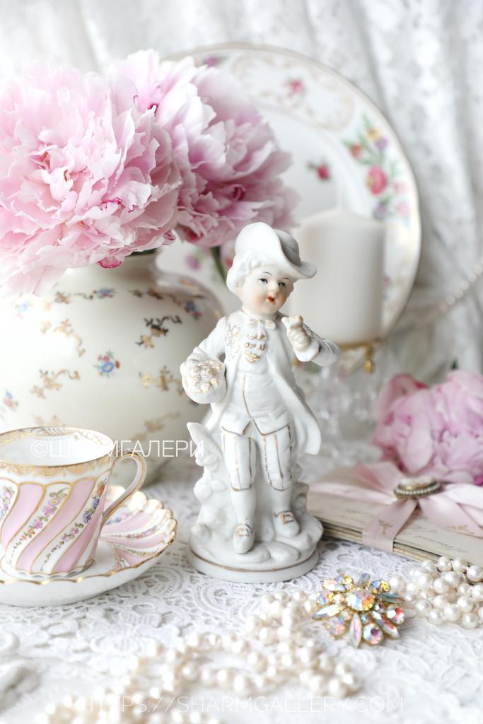 Антикварная статуэтка "Мальчик с бутоньерками" бисквитный фарфор, Германия.