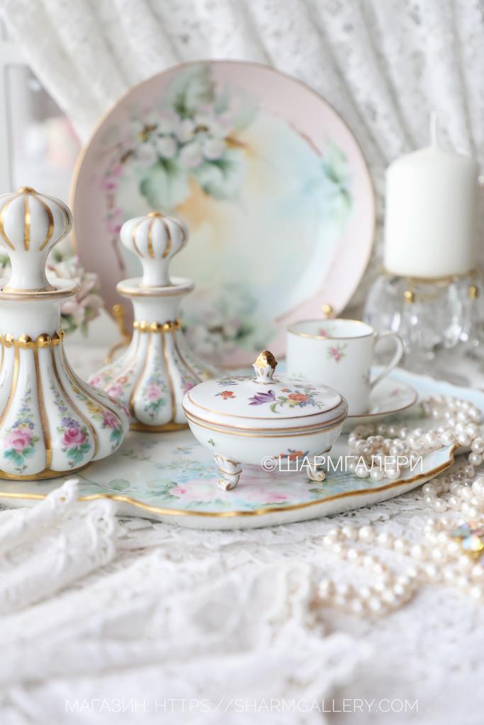 Антикварная  шкатулка-бонбоньерка на ножках, фарфор старая Вена (Австрия)