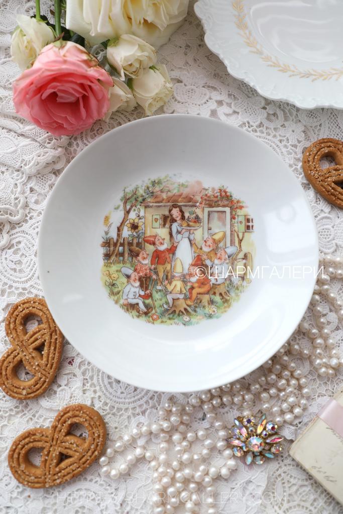 Тарелка глубокая из серии сказки "Белоснежка и семь гномов" 19см. фарфор Кольдиц/Colditz ГДР №31