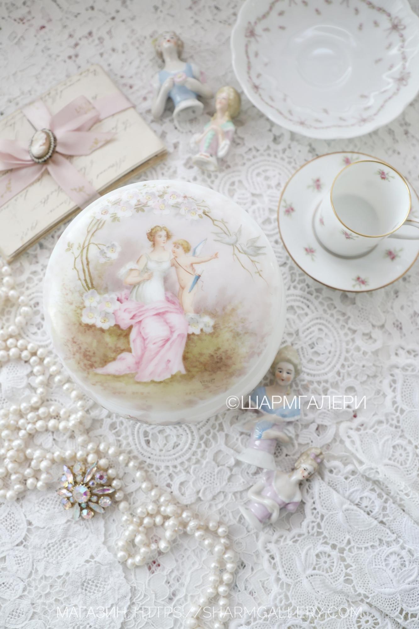 Антикварная крупная шкатулка белое молочное стекло, роспись, Франция конец 19 века.