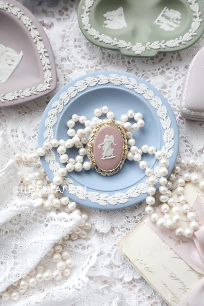 Винтажная брошь камея «Богиня Флора» позолота, розовый бисквитный фарфор Веджвуд/Wedgwood Англия.