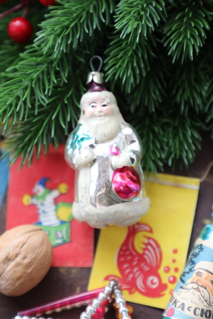 "Дед Мороз с елкой и мешком" старинная елочная игрушка, стекло на подвесе, СССР №273