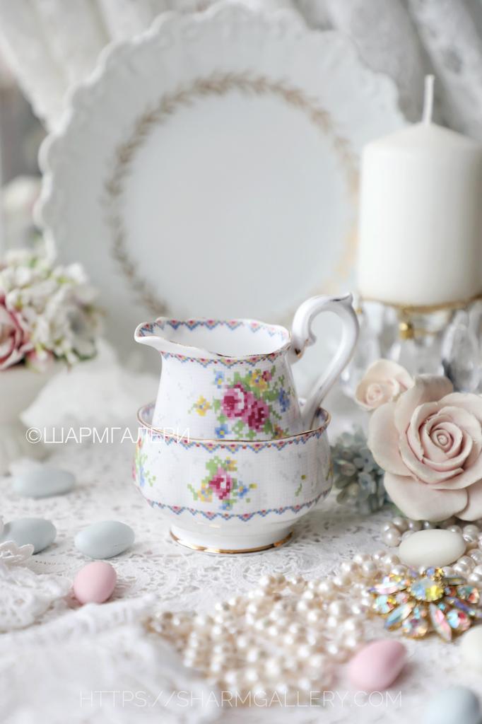 Редкость! Набор Сливочник и открытая сахарница «Petit Point» Вышивка крестиком костяной фарфор Royal Albert Англия.