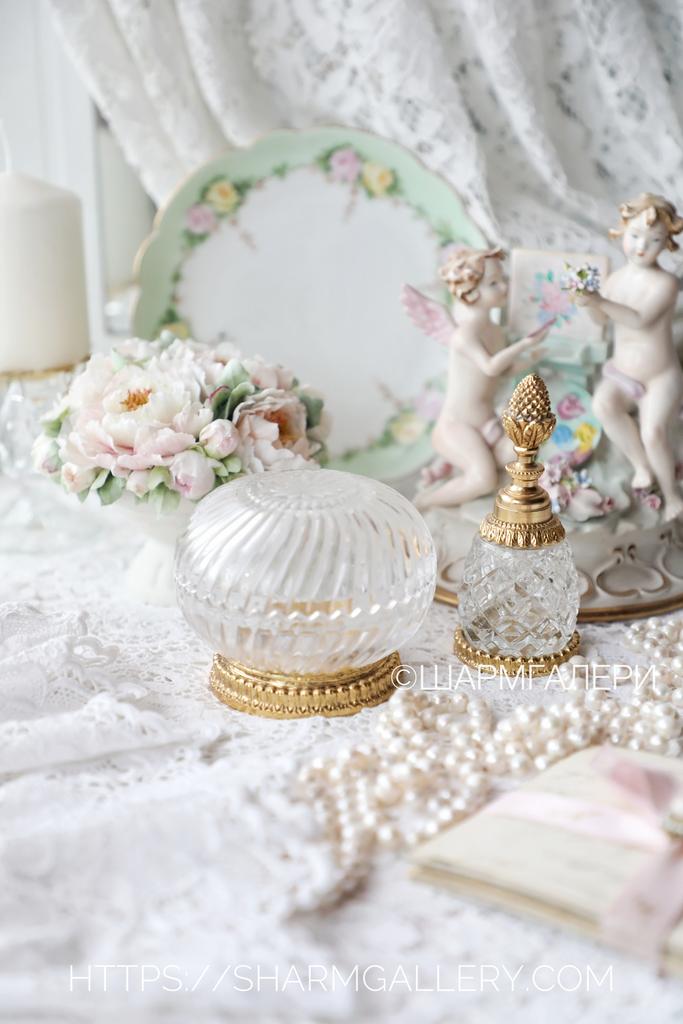 Будуарный набор Шкатулка/Бонбоньерка и Флакон для духов/масел, хрусталь, металл, позолота. Америка