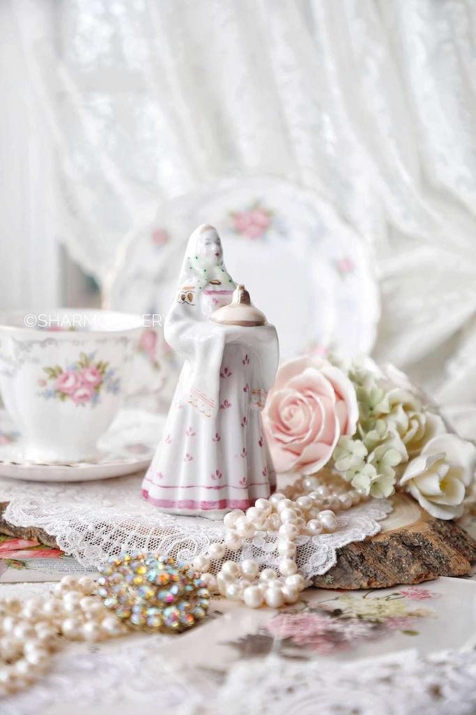 Статуэтка "Добро пожаловать" (Хлеб Соль) девушка с караваем, фарфор Дулево, СССР.