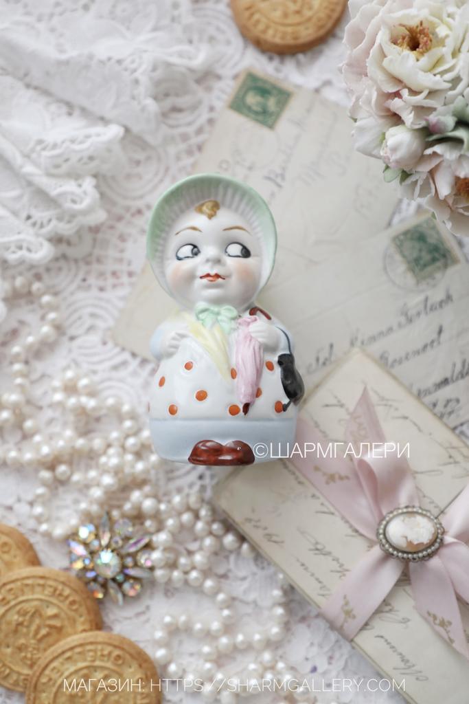 Солонка большая серия "Бюргеры" Дама, фарфор Wagner & Apel Германия.