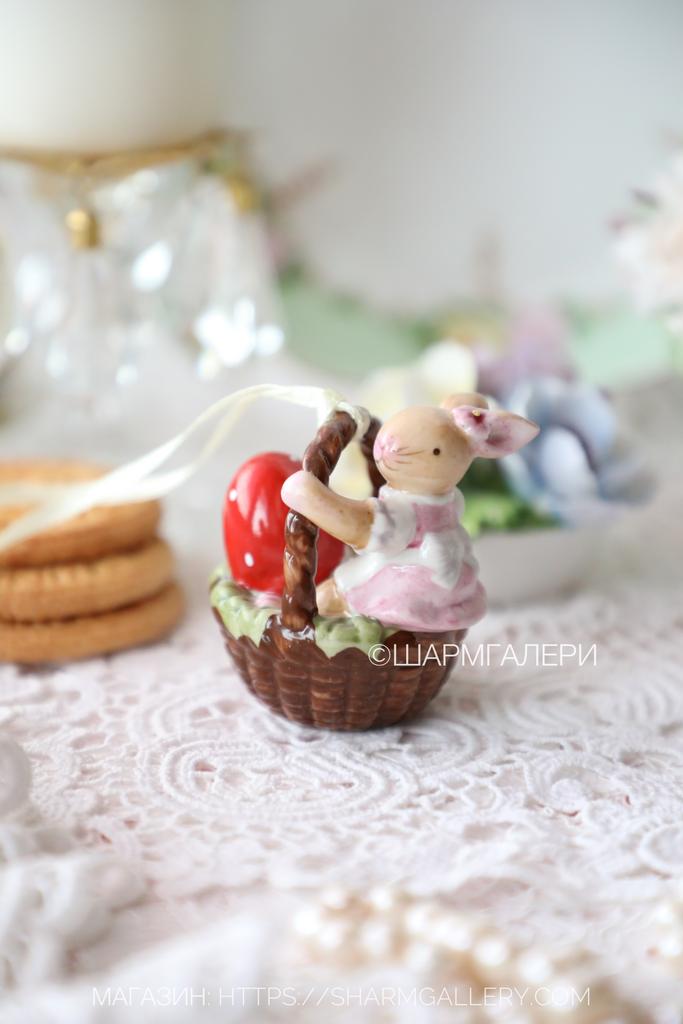 Пасхальная Подвеска елочная игрушка «Кролик девочка в корзинке» коллекция “Bunny Family” фарфор Villeroy & Boch, Германия.