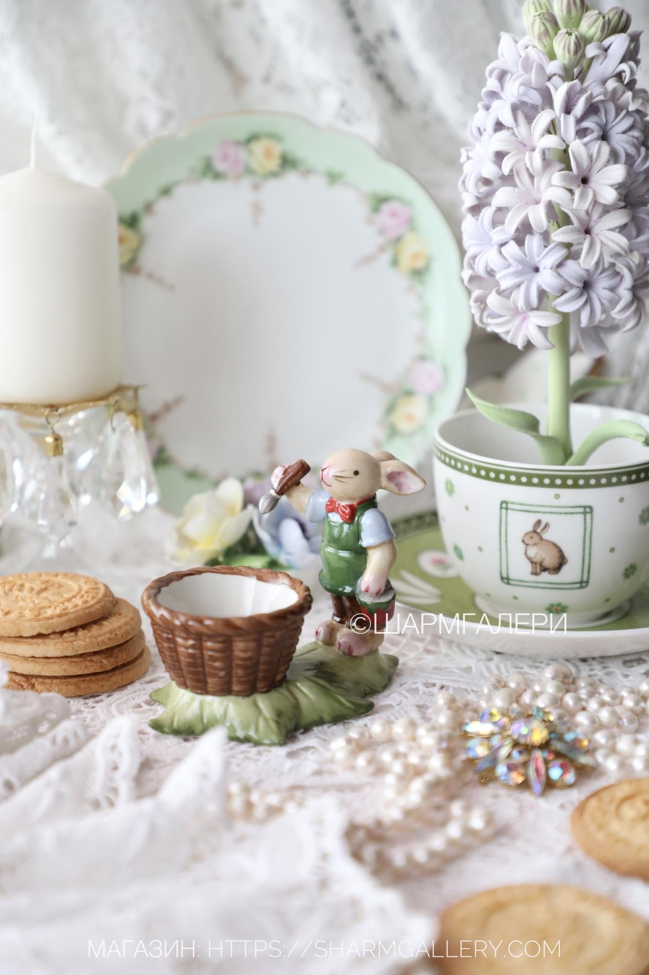 Подставка для яйца «Мальчик кролик красит яйцо» пасхальная коллекция “Bunny Family” фарфор Villeroy & Boch, Германия.