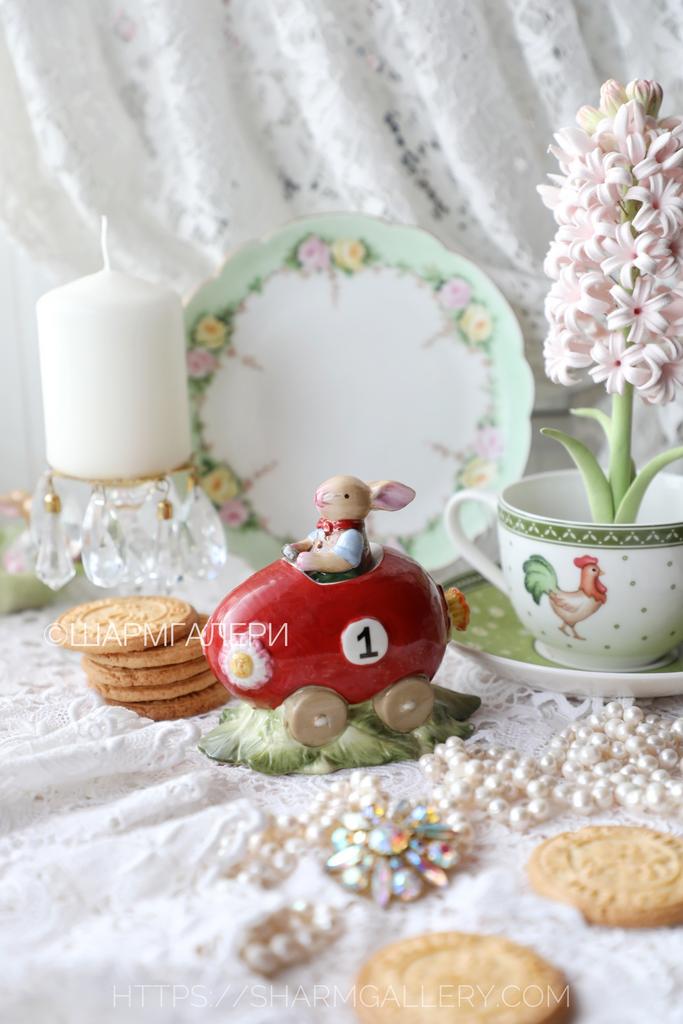 Статуэтка декор «Мальчик кролик в яйце - гоночной машинке» пасхальная коллекция “Bunny Family” фарфор Villeroy & Boch, Германия.