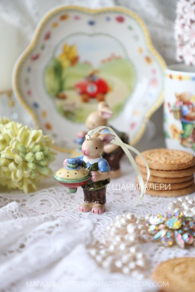 Пасхальная Подвеска елочная игрушка «Кролик мальчик с юлой» “Bunny Family” фарфор Villeroy & Boch, Германия.