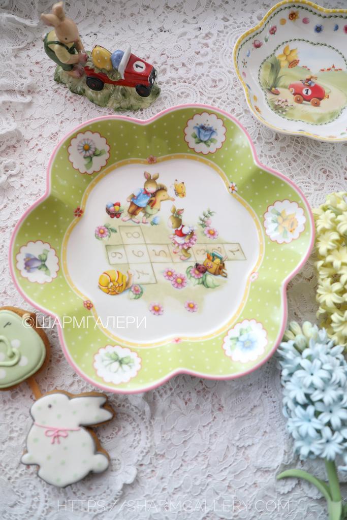 Глубокая тарелка/Салатник форма цветок «Кролики играют в классики» 25см. пасхальная коллекция посуды “Spring Decoration” фарфор Villeroy & Boch, Германия.