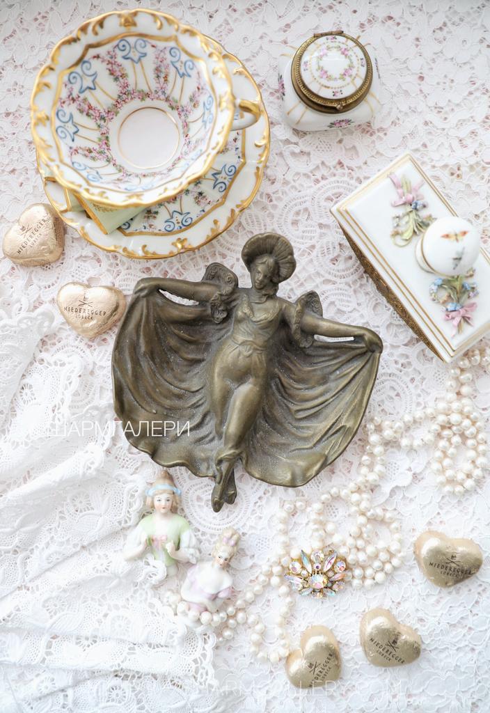 Старинное блюдо монетница мелочница «Дама в платье» Ар Нуво/Модерн бронза, Франция.