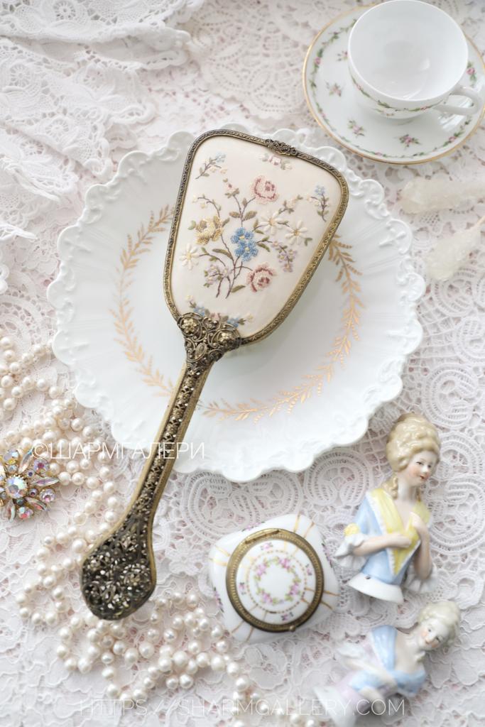 Старинная щетка для волос с вышивкой Petit Point на длинной ручке, Англия.