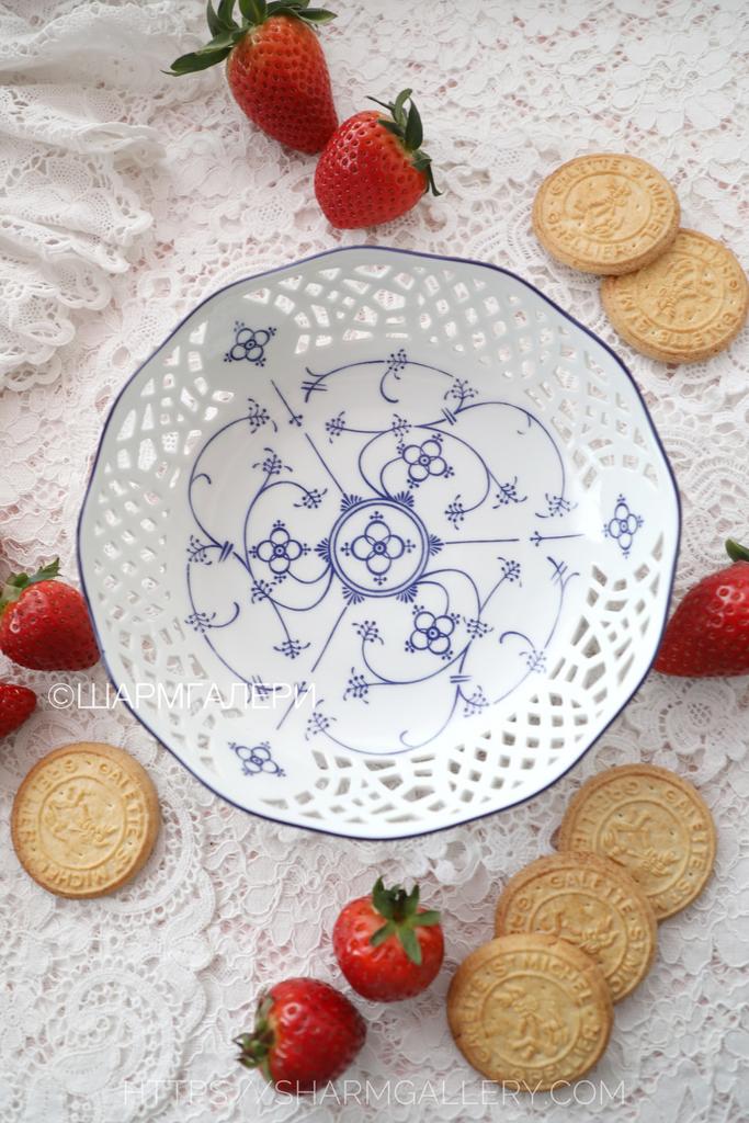 Сервировочное блюдо синий узор, прорезной фарфор Ingres Weiss Form Marienbad, Германия.