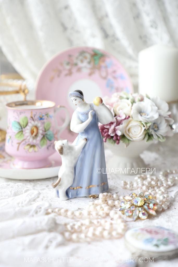 Статуэтка «Царевна с яблоком - сказка о мертвой царевне и о семи богатырях» фарфор Песочное, СССР.