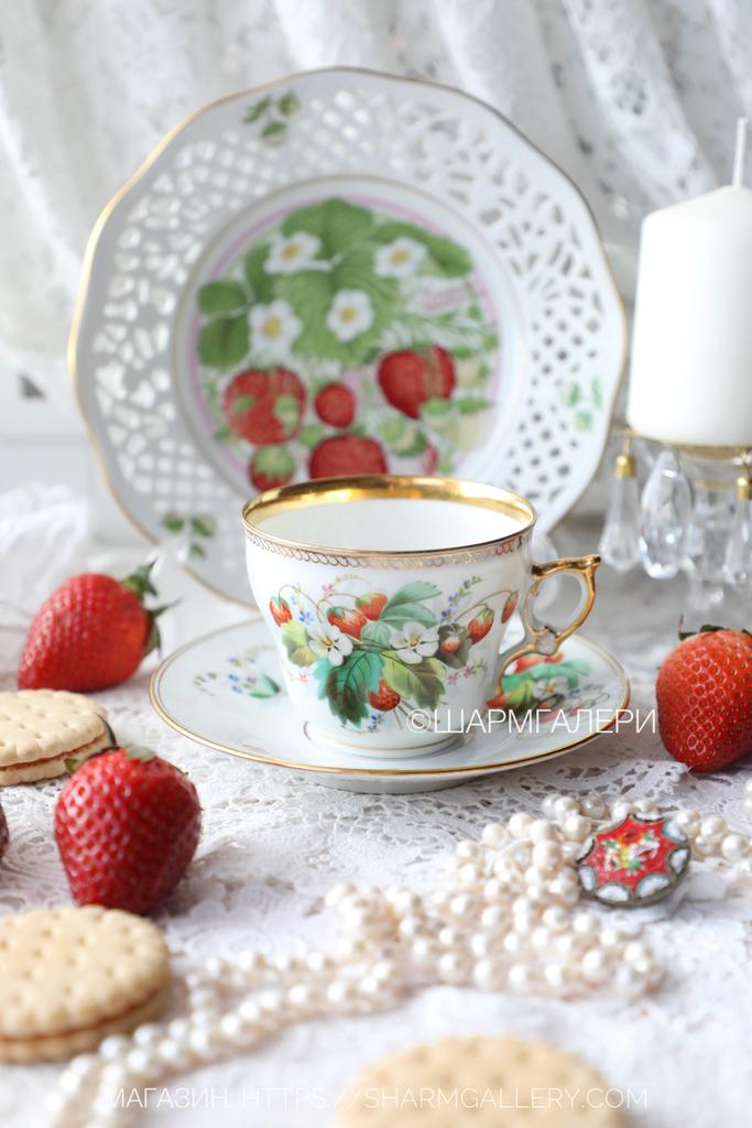 Антикварная чайная пара Земляника костяной фарфор, Франция конец 19 века.