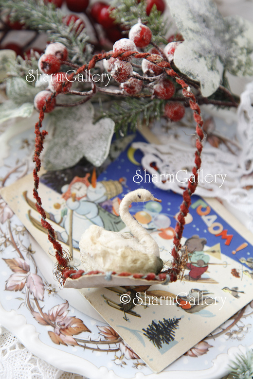 Редкая антикварная елочная игрушка из ваты "Лебедь в корзинке". СССР