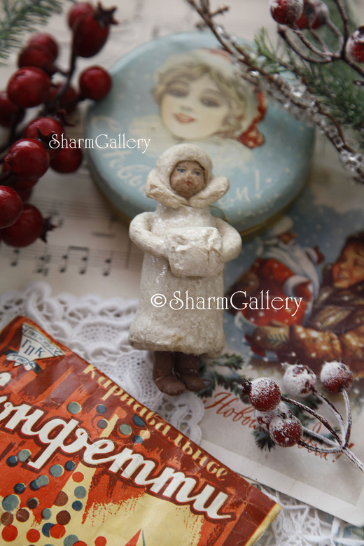 Антикварная елочная игрушка из ваты "Девочка с муфтой". СССР