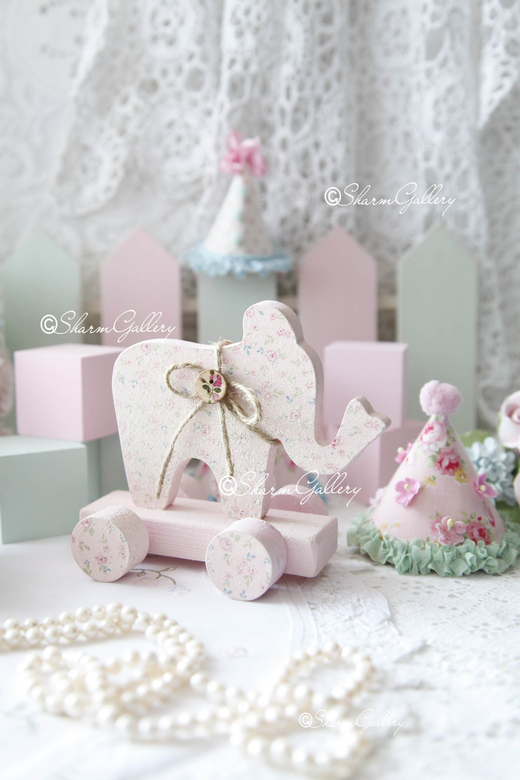 Слоник на колесиках "Pink". Деревянная игрушка
