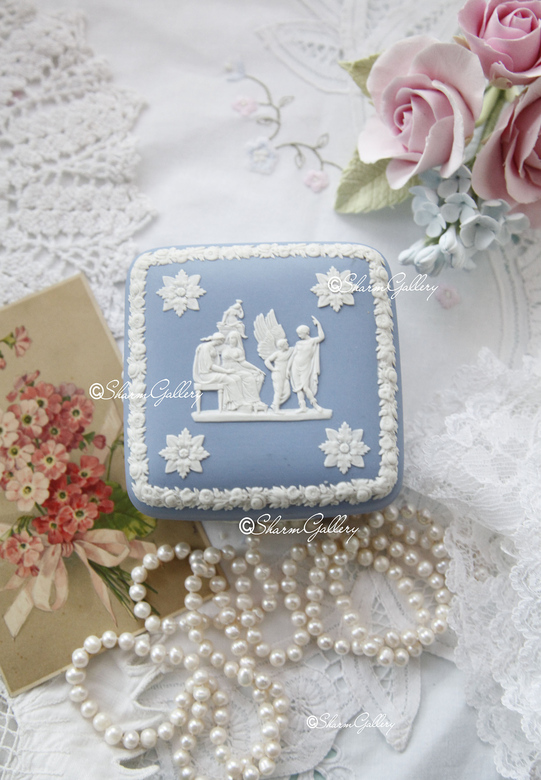 Шкатулка квадратная, фарфор Wedgwood Англия.