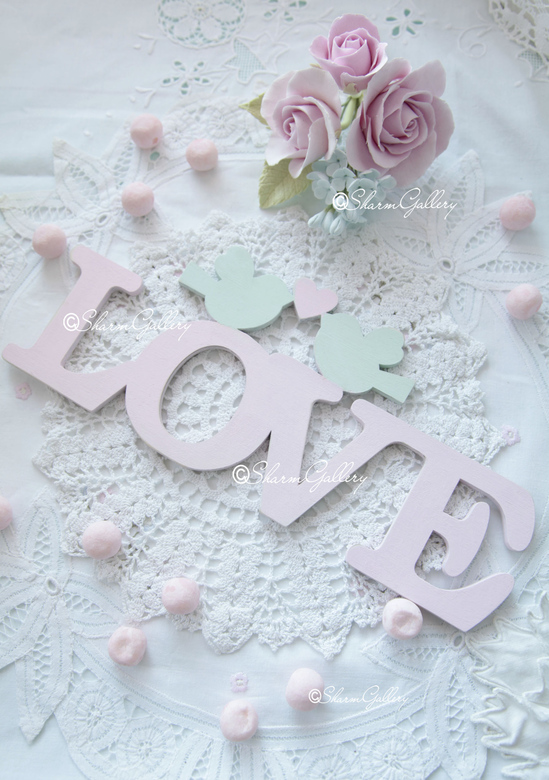 Надпись "Love", дерево.