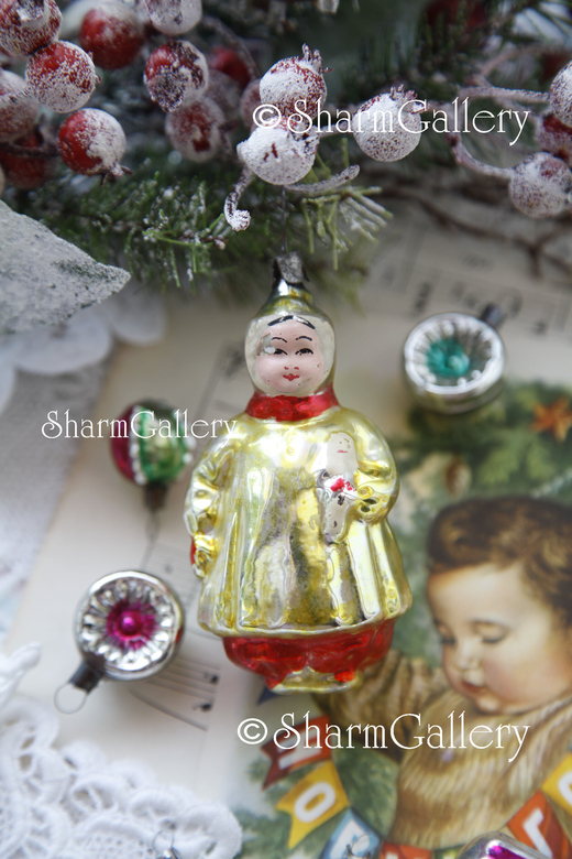 "Девочка с куклой". Редкая, антикварная елочная игрушка, стекло. СССР.
