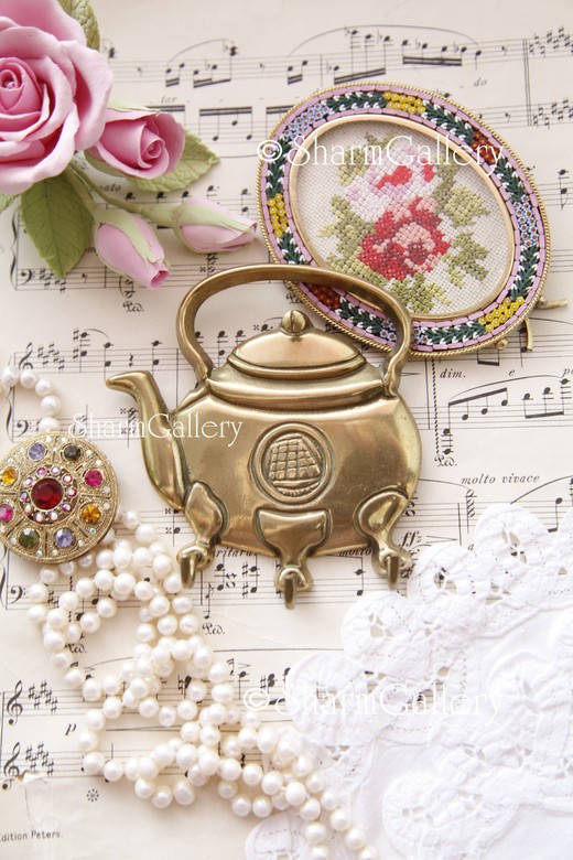 Винтажный крючок "Чайничек", латунь. Германия.