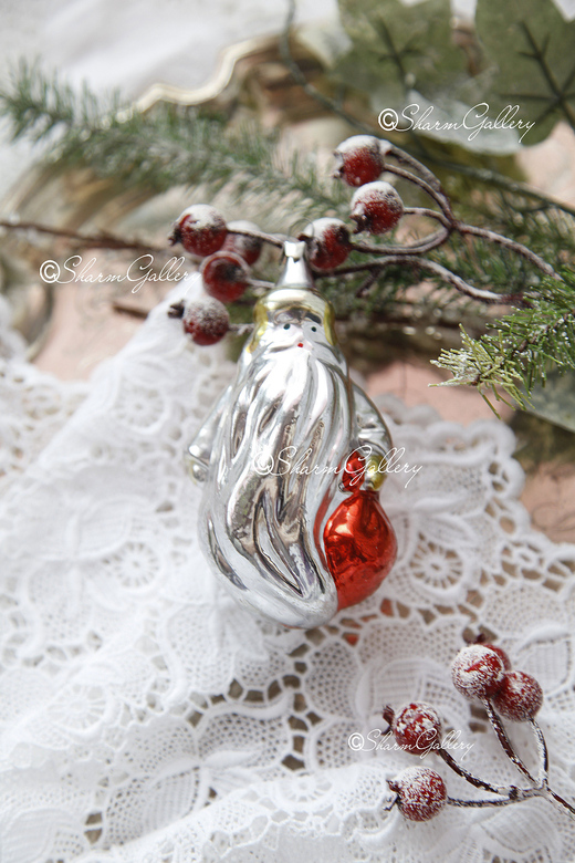 Елочная игрушка Дед Мороз с красным мешком. Стекло, СССР.