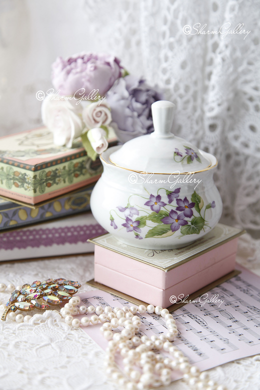 Шкатулка фарфоровая "Фиалки". Винтаж, Чехия