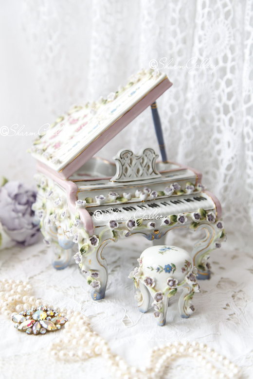 Музыкальная фарфоровая композиция Рояль и табуреточка, Германия.