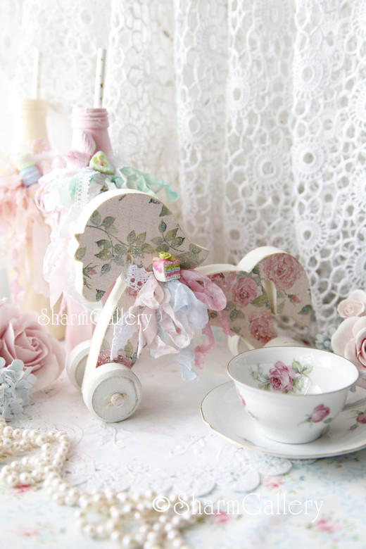 Деревянная лошадка на колесиках.