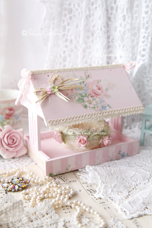 Домик - кормушка для птиц. Розовый.