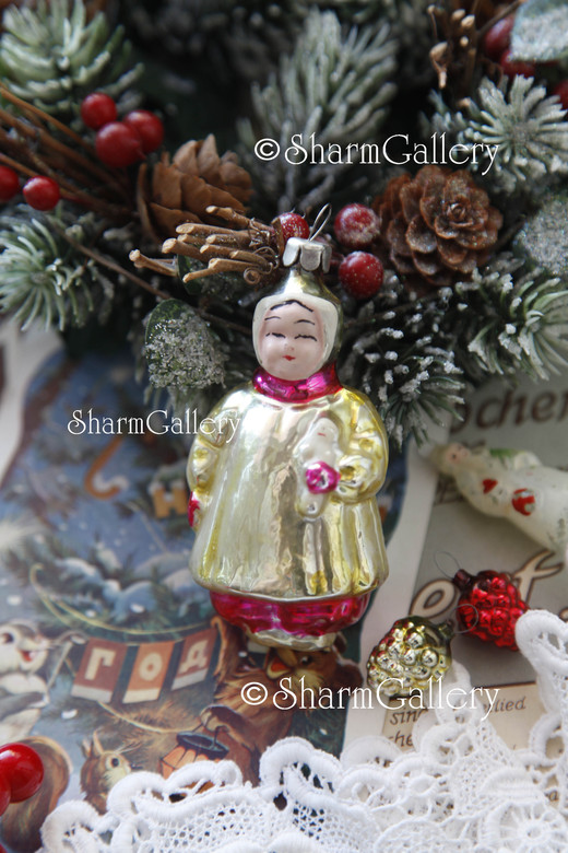 "Девочка с куклой". Редкая, антикварная елочная игрушка, стекло. СССР.