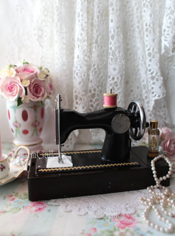 Детская швейная машинка, винтаж, СССР. Рабочая! Завод Автоприбор.