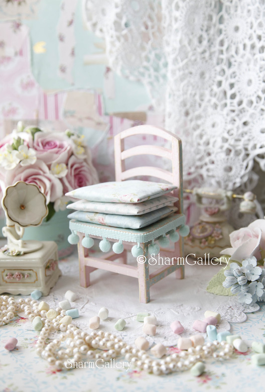 Стульчик с подушками, розовый. Деревянный, кукольный стул.