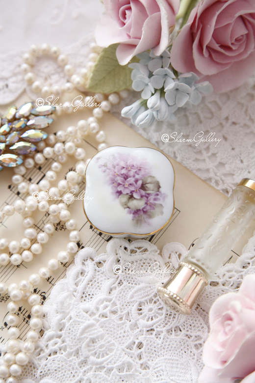 Фарфоровая миниатюрная шкатулка "Фиалки", Лимож, Франция.