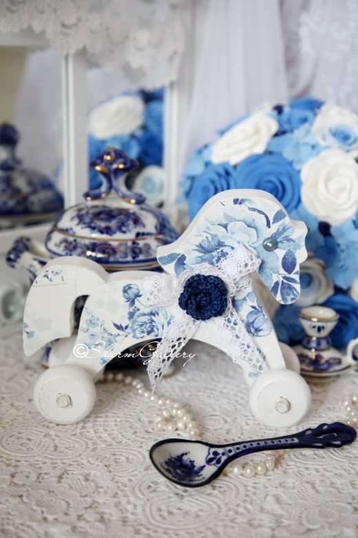 Деревянная лошадка на колесиках "Гжель".