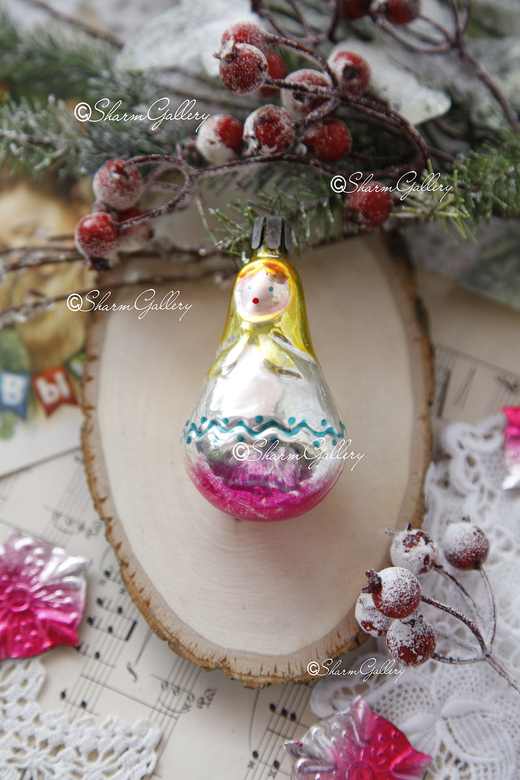 Матрешка в золотом платке. Елочная игрушка, стекло, СССР.