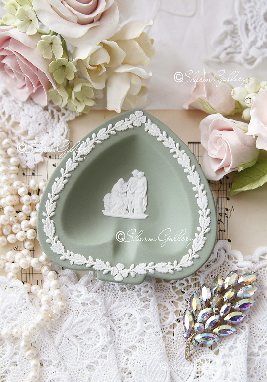 Тарелочка с барельефами "Пики". Англия, зеленый яшмовый фарфор Wedgwood.