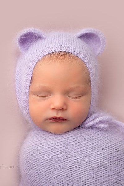 новорожденный в пушистой шапочке с ушками