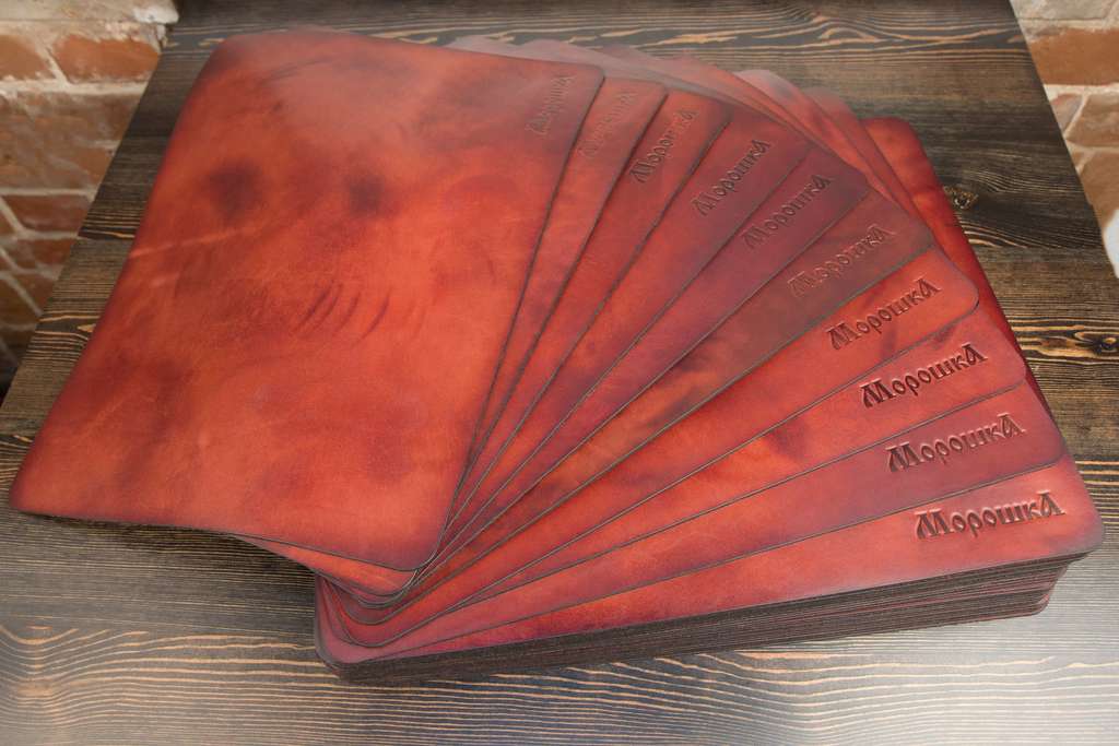 Сервировочные коврики из кожи