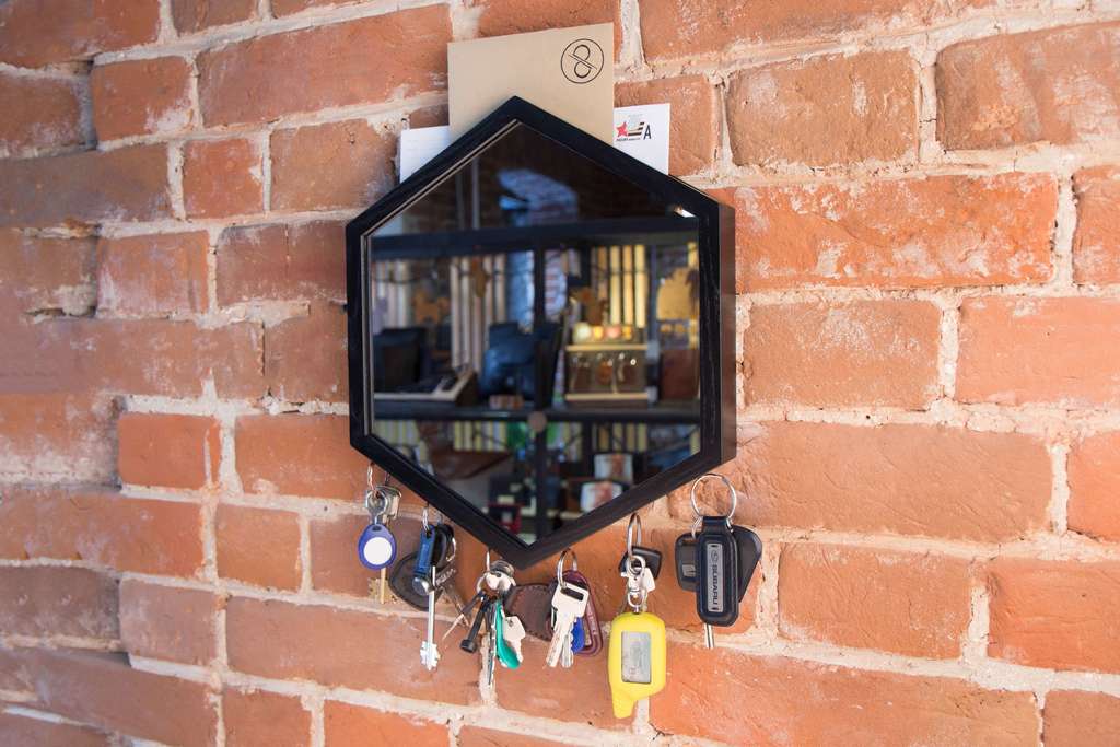 Ключница магнитная чёрная