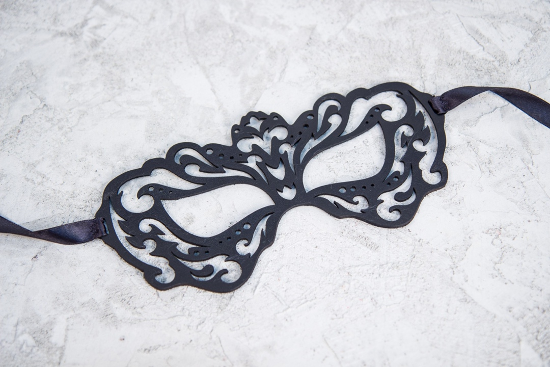 Маска из кожи