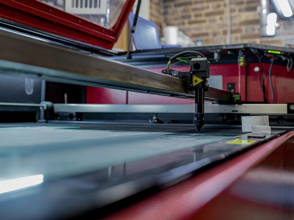 Лазерная резка не металлов