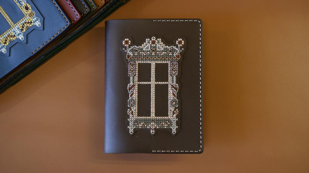 Кожаная обложка на паспорт резной наличник "Узор Томска"