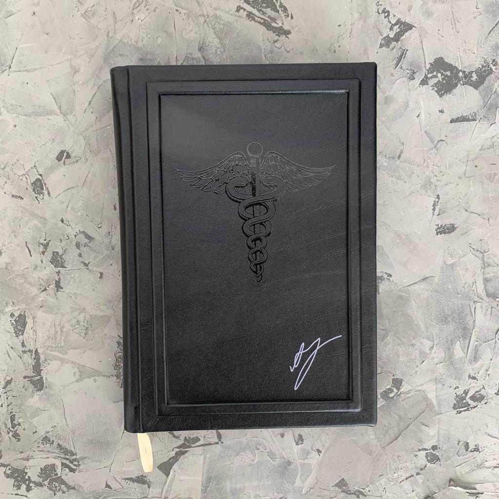 Ежедневник с медицинским логотипом в натуральной коже