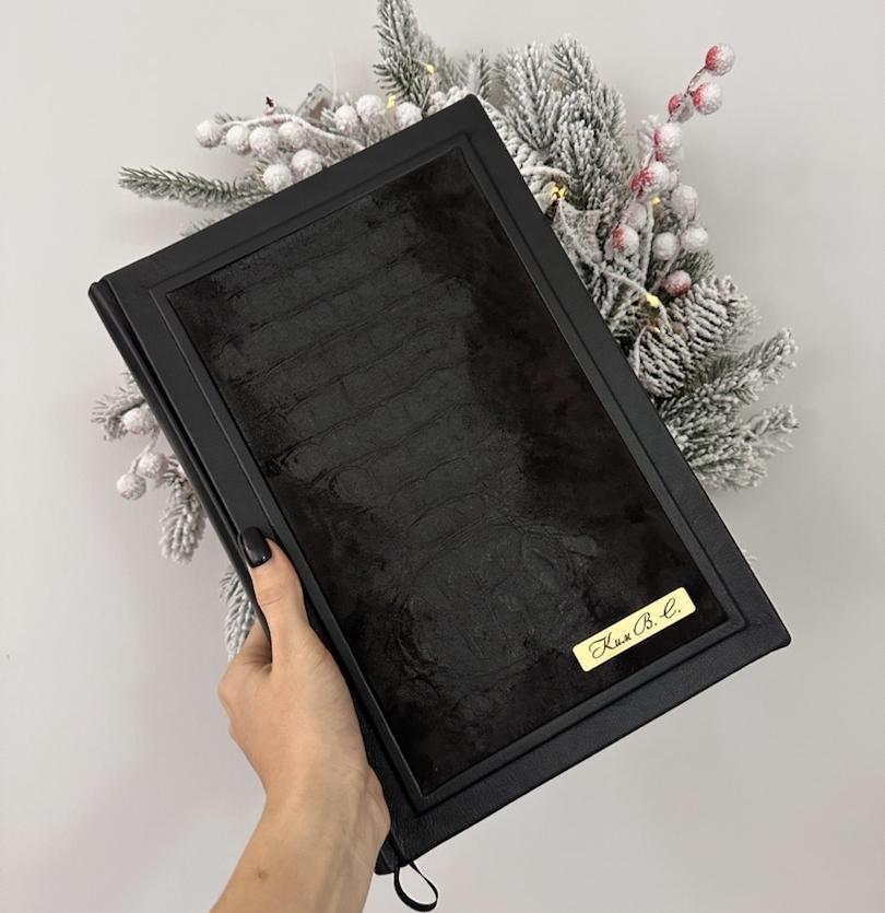 Именной ежедневник А4 формата из кожи и вставки Рептилия, с гравировкой