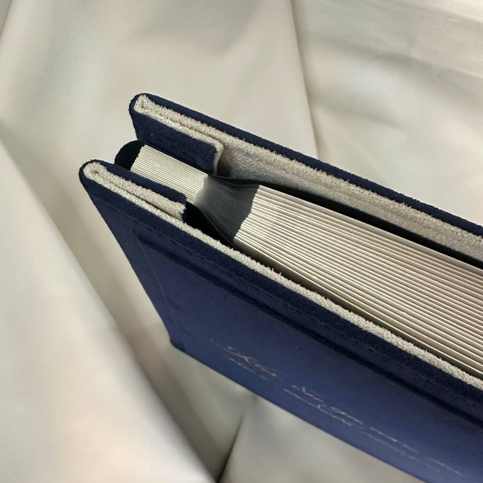 Свадебный фотоальбом из алькантары и персональным текстом