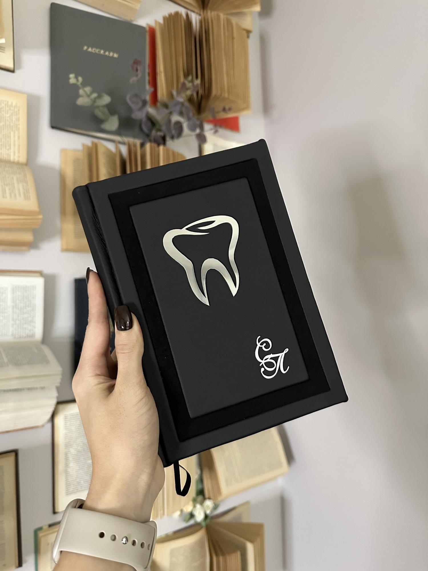 Ежедневник из натуральной кожи с бархатом и серебряной эмблемой зуба — AVallova luxury book