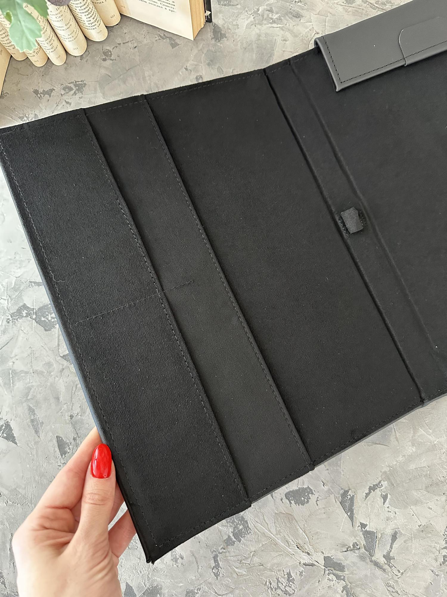 Папка Люксора в натуральной коже и гербом РФ. А4 с дополнительными карманами и держателем для ручки